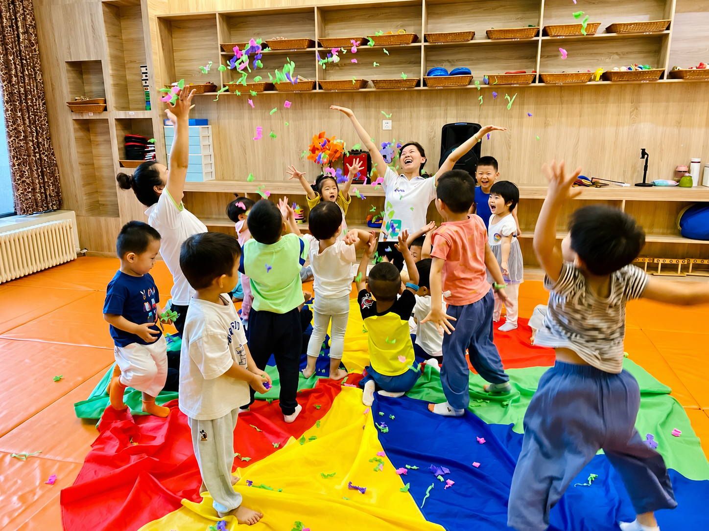 筑仁齐悦国际校区老师带孩子进行托育集体活动实景